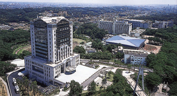 Vista aérea de la Universidad Soka, con su Torre Central y muchas otras facultades. Japón.